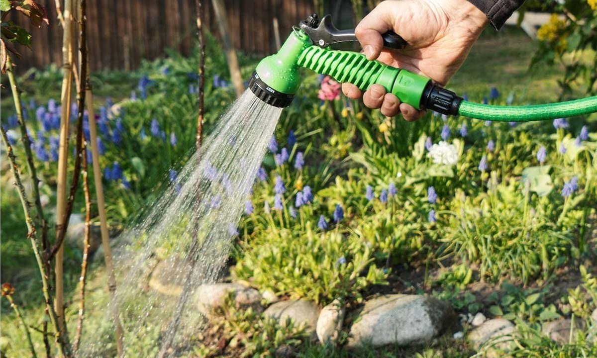 Flexibler Gartenschlauch mit Multifunktionsspritze