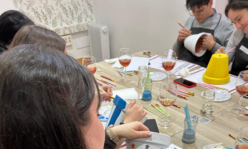 Image 11: Taller de pintura en cerámica o velas con barra de libre de vino