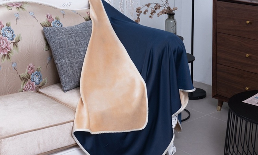 Image 7: Double-Sided Lightweight Cooling Blanket