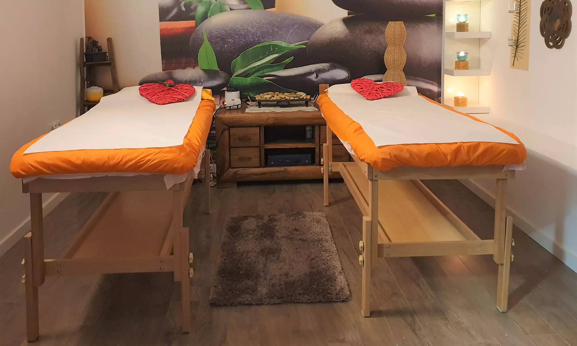 Masaje en pareja con piedras calientes, masaje craneal y aromaterapia