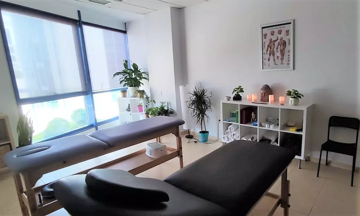 1 sesión de 30 o 60 minutos de masaje a elegir entre californiano y relajante en Beatriz Caetano Quiromasaje - Primary Image