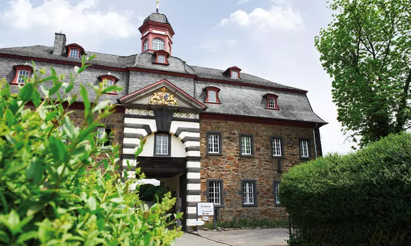 Eifel: 3-4 Tage für Zwei mit Frühstück, 1x 4-Gänge-Menü, 1 Glas Sekt u. 1x Wellnessgutschein im Hotel Schloss Burgbrohl - Primary Image