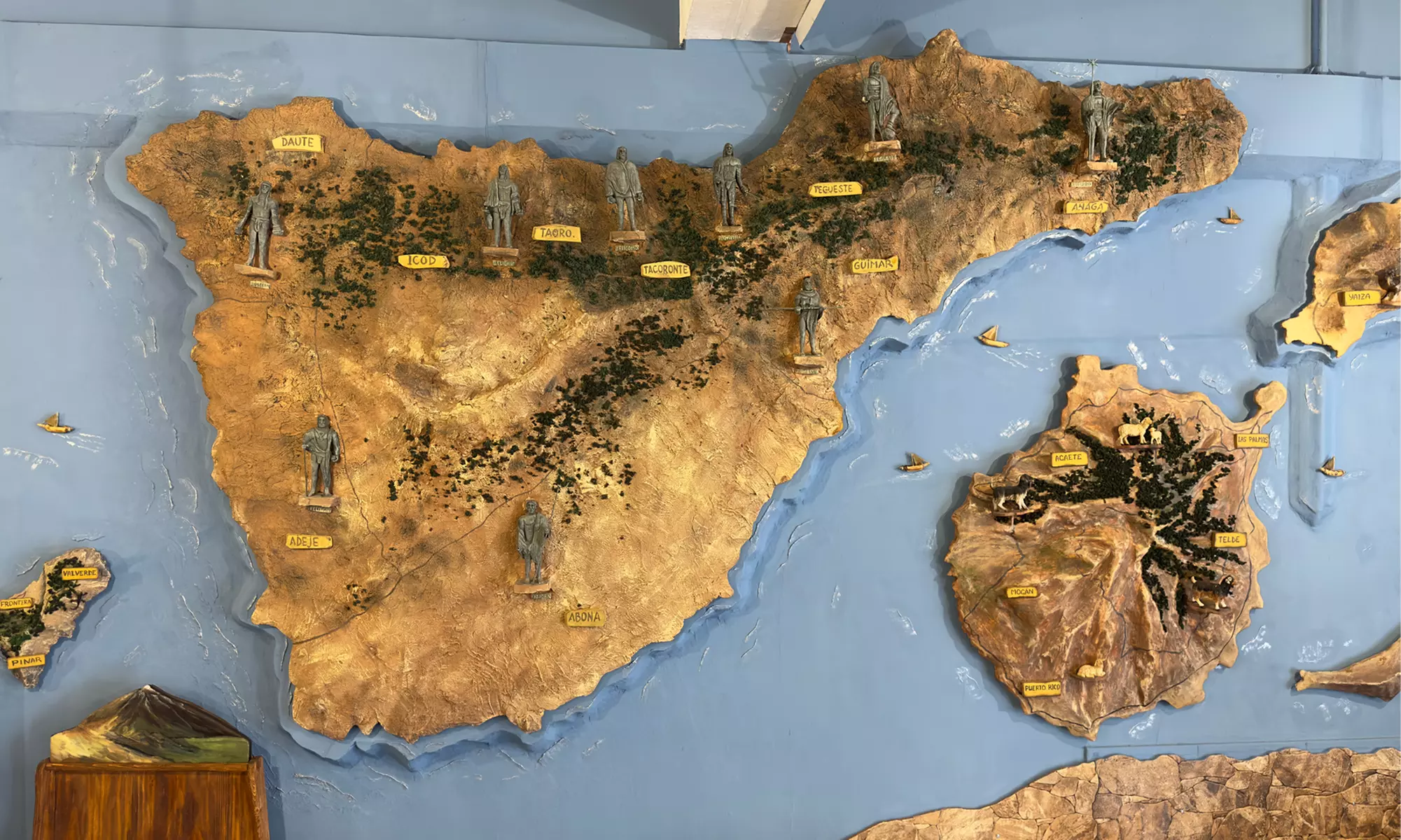 Menú de parrillada de pescado con entrante, postre y botella de vino