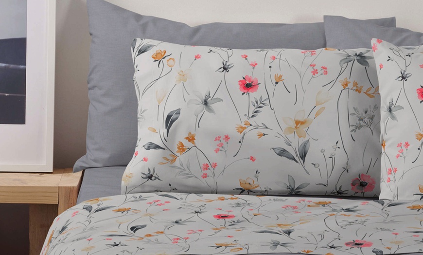 Image 5: Juego de sábanas para cama doble 100 % algodón con flores de Bassetti