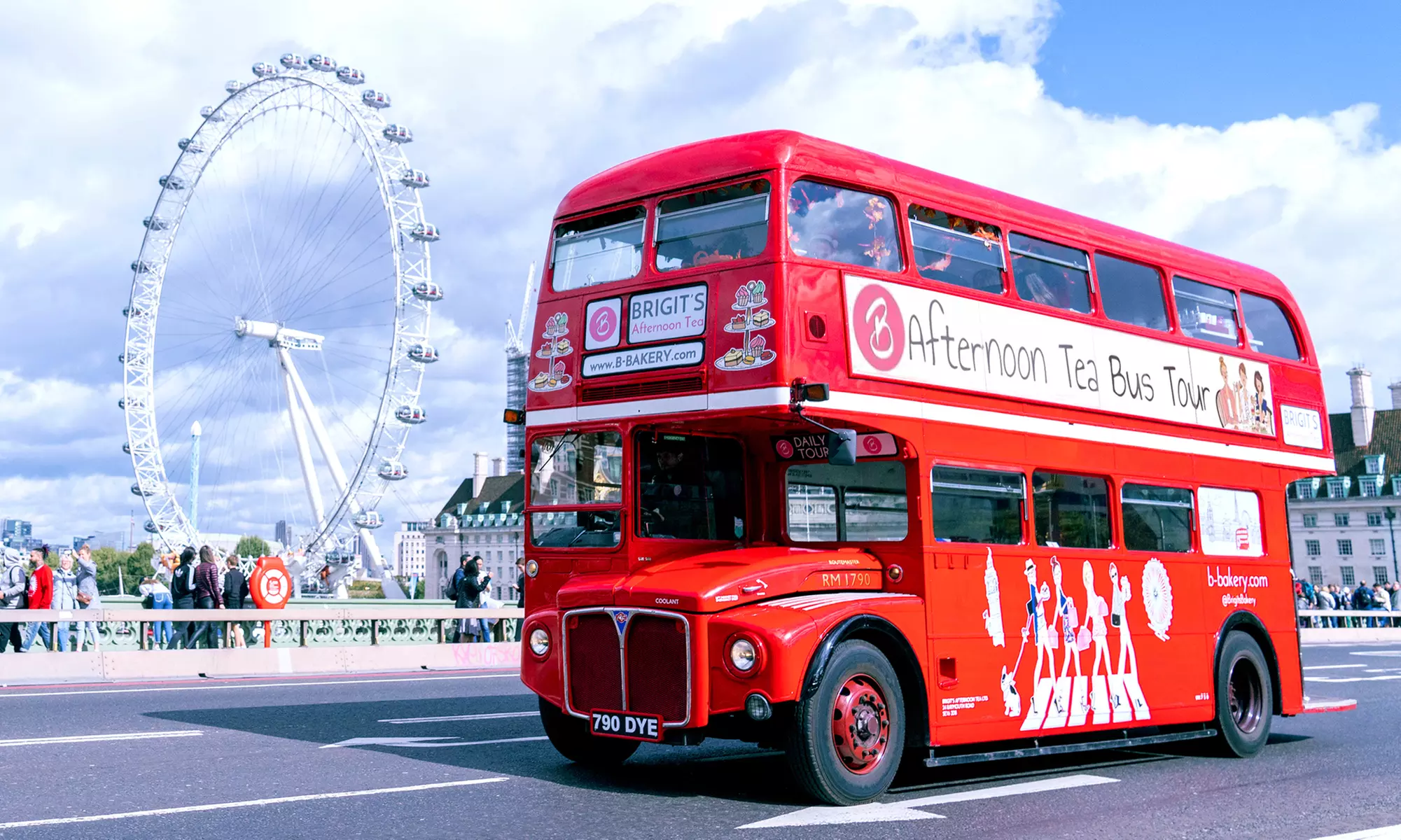 Classic Sightseeing Bus Tour & Afternoon Tea in London for Two or Four