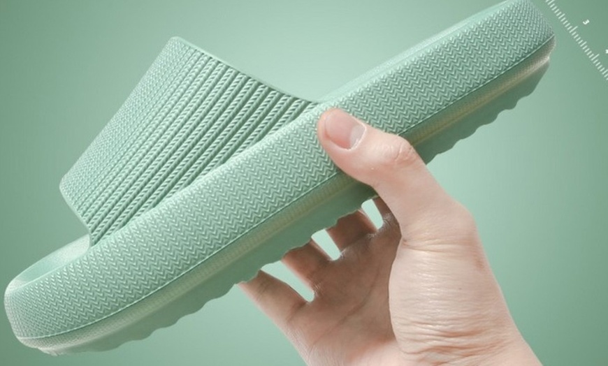 Image 11: Pair of Ergonomic Non-Slip Slippers