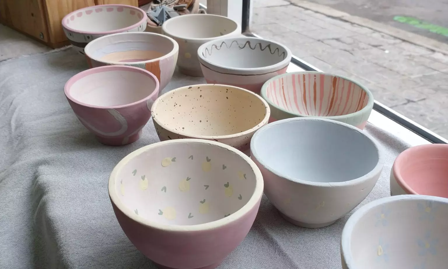 ¡Taller de pintura en cerámica con bebidas para 1 o 2 personas!