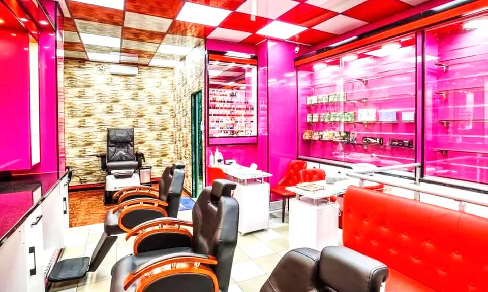 Beauté des mains et/ou pieds avec pose de vernis semi-permanent (jusqu'à 43% de remise) - Primary Image