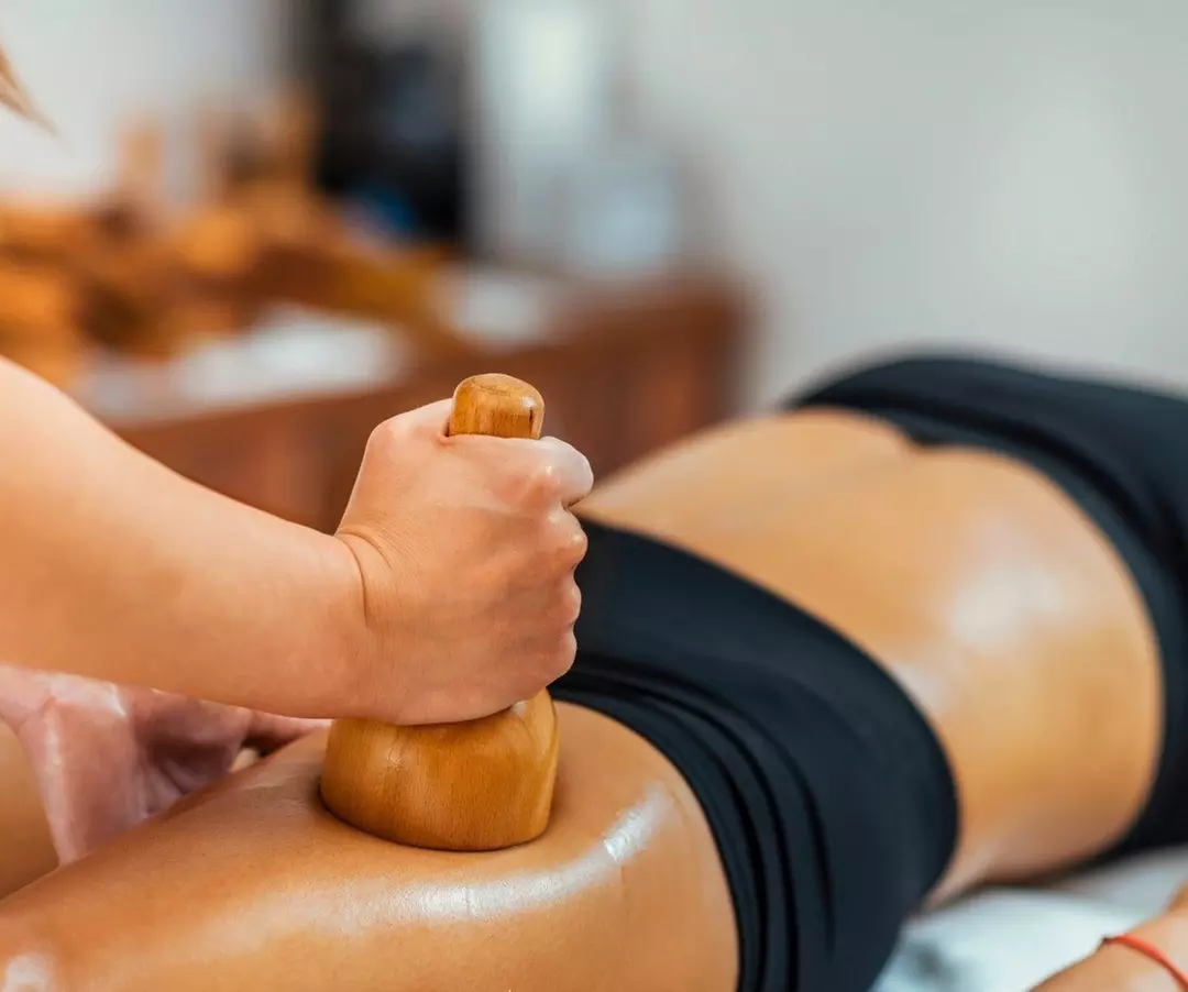Experimenta maderoterapia con tratamiento lipolítico y masaje drenante