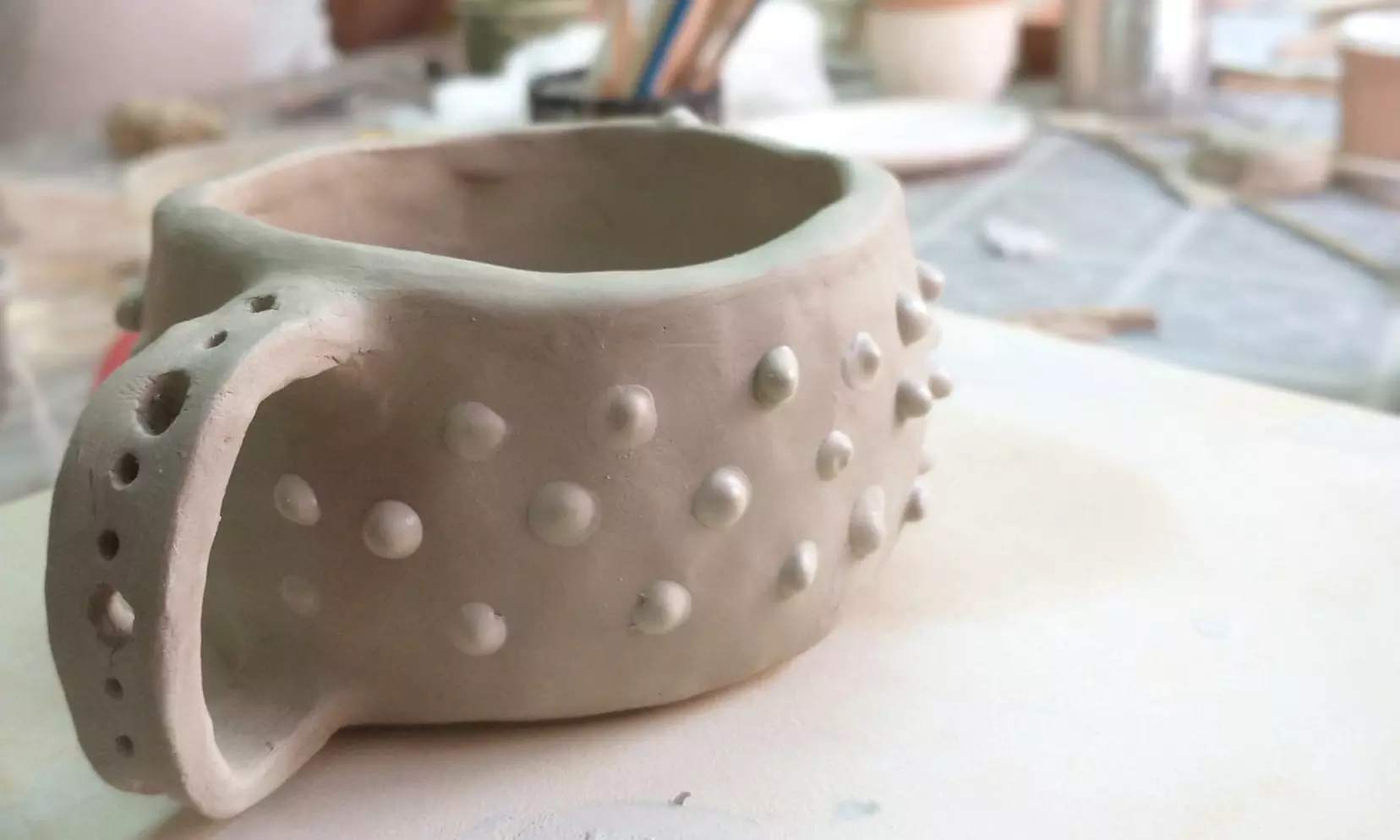 ¡Taller de pintura en cerámica con bebidas para 1 o 2 personas!