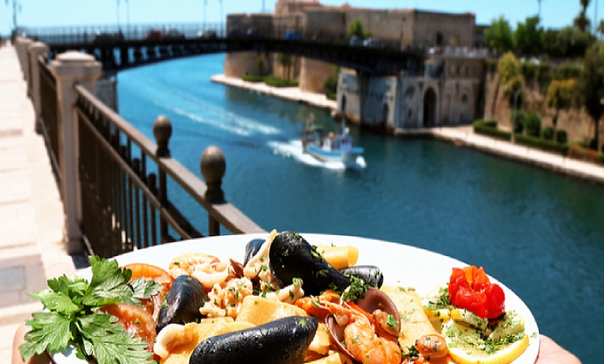 Image 1: Menu di mare e bottiglia di vino