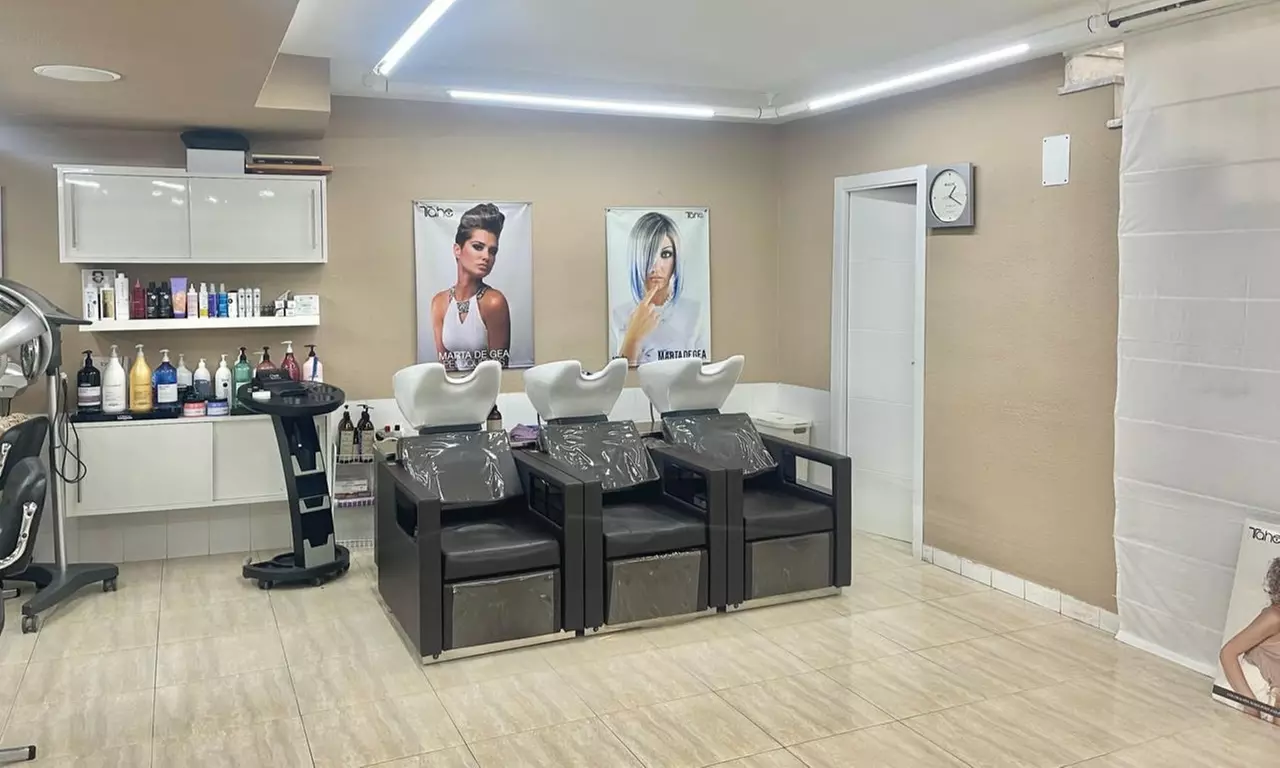 Sesión de peluquería con corte y opción a color y/o mechas