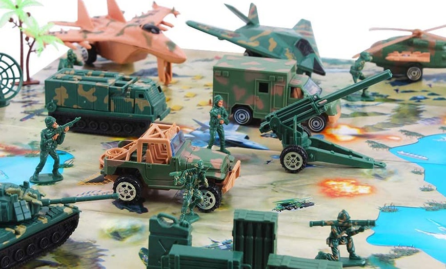 Image 6: 56-Piece Military Army Play Set with Play Map Toy Soldiers