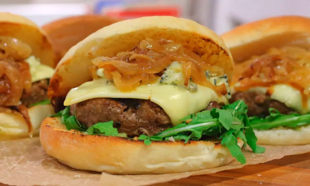 Menú para 2 o 4 con combo de entrantes, hamburguesa o pizza y bebida desde 16,95 € en Restaurante Abadia - Primary Image