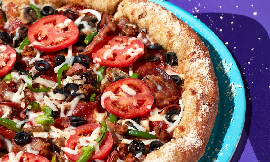 Image 7: Ultimate Family Day with 1, 2, or 4 -Mini Golf, Pizza, Drinks 