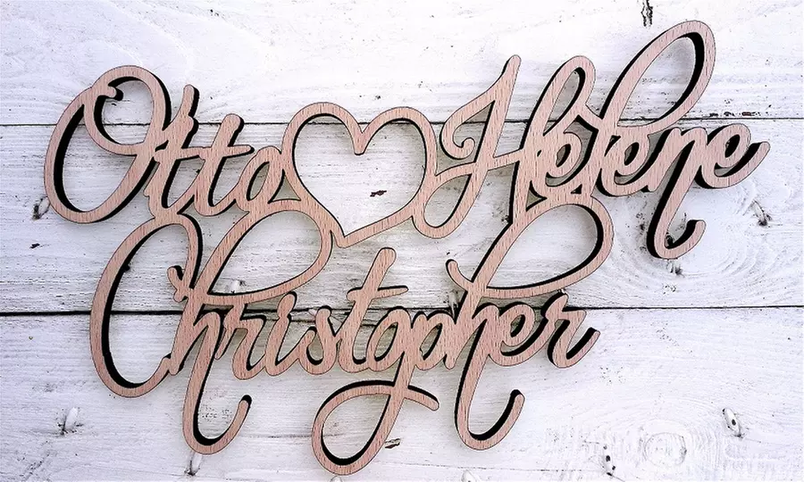 Personalisierbarer Schriftzug aus Holz mit 3 oder 4 Namen und Herz
