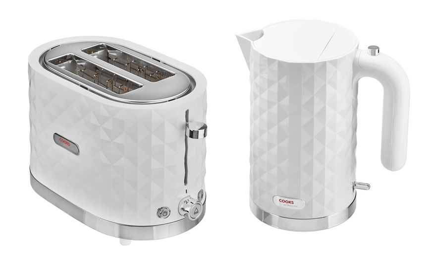 Image 8: Kettle and Toaster Set