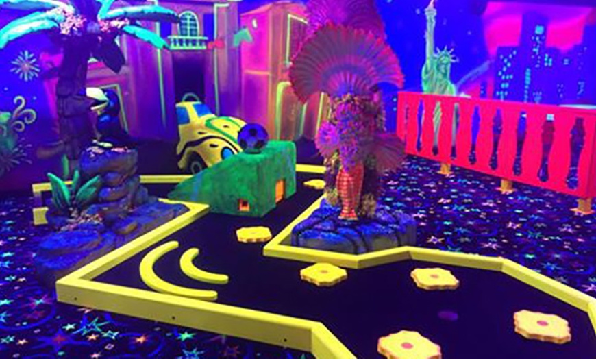 Image 4: Glow in the dark minigolf