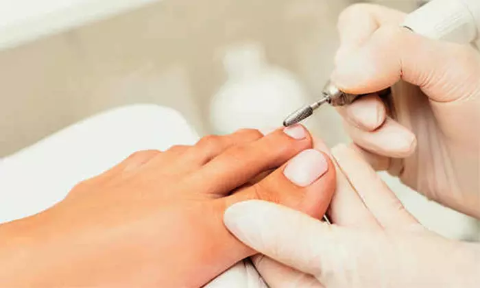 Manicura o pedicura clásica con esmaltado normal o semipermanente