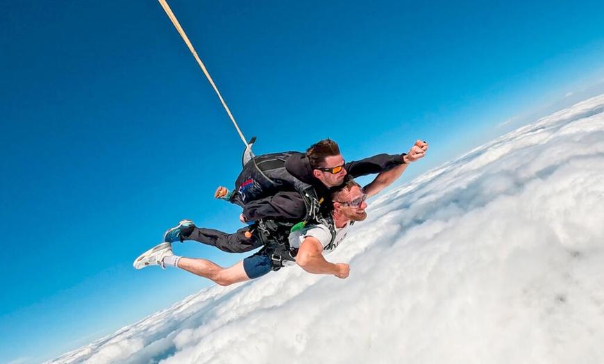 Image 3: Saut en parachute en tandem avec Skydive Mimizan
