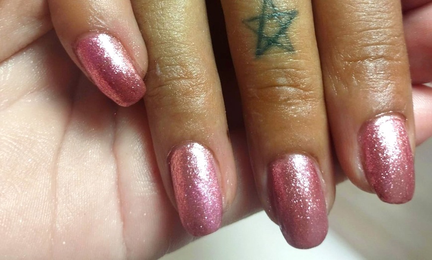 Image 3: Sesión de manicura exprés con esmaltado normal o permanente