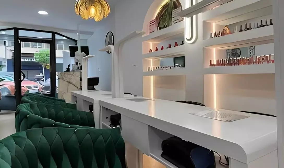 Manipedi en el centro de Alicante con esmaltado semipermanente