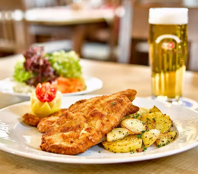 Genieße ein 2-Gänge-ElbeGarten-Menü mit Blick auf die Elbe