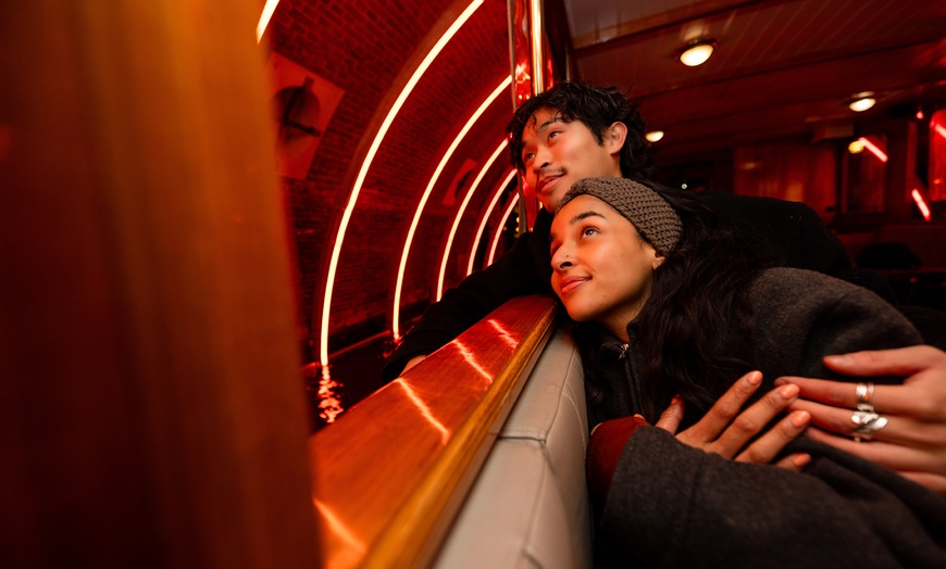 Image 2: Amsterdam Light Festival vanaf het water in een elektrische salonboot