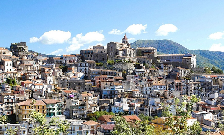 Image 1: Taormina: fino a 5 notti in camera matrimonale con colazione