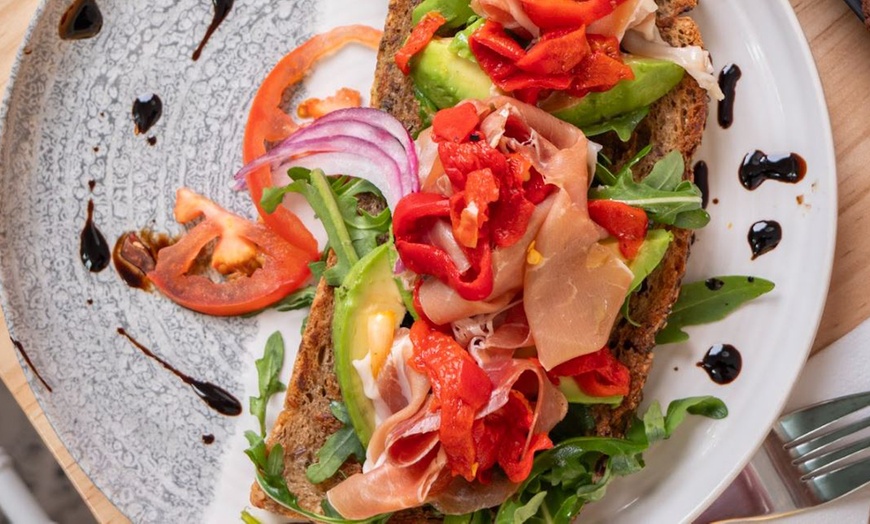 Image 3: Saborea un brunch completo con opciones dulces y saladas para 2 o 4