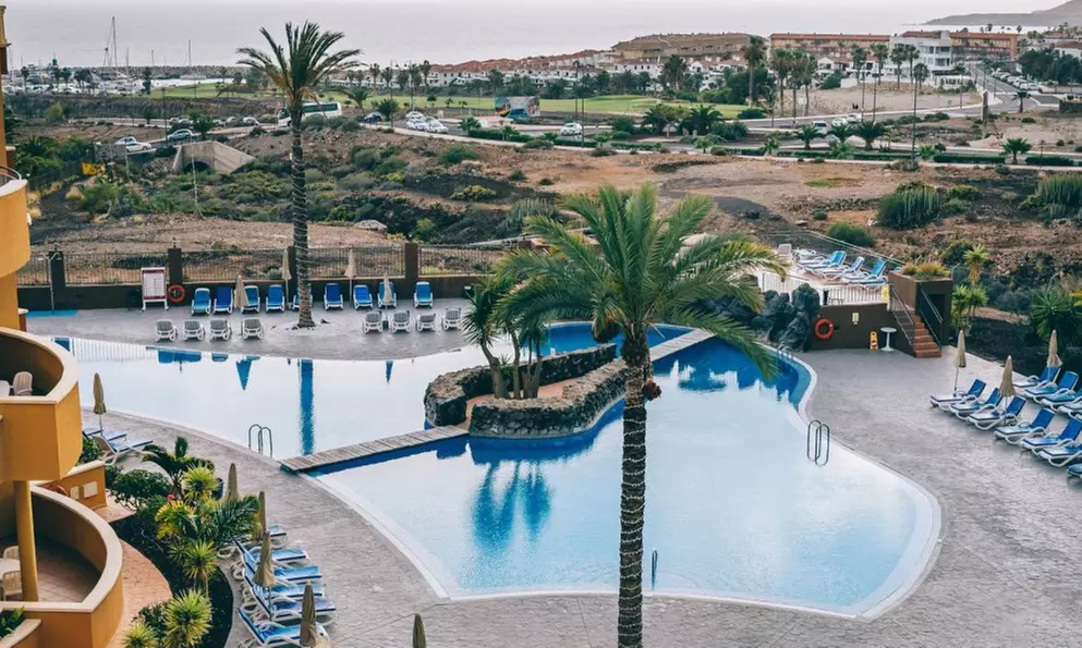 Cena para 2 o 4 personas con bebida ilimitada y cóctel en hotel 5*