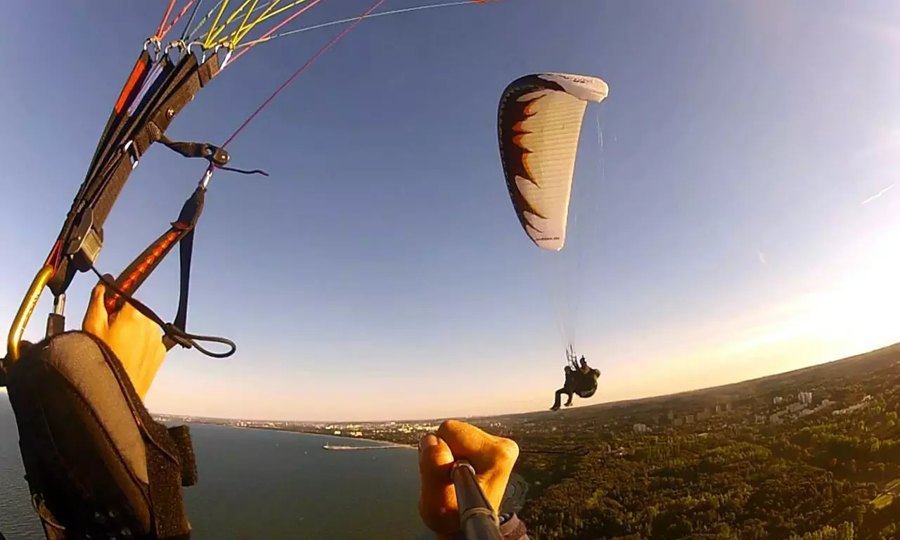 Lot paralotnią z akrobatyką