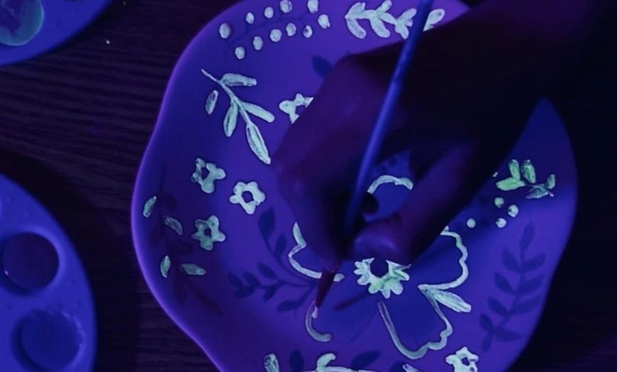 Image 4: Taller de pintura de neón sobre cerámica con copa de vino para 1 o 2