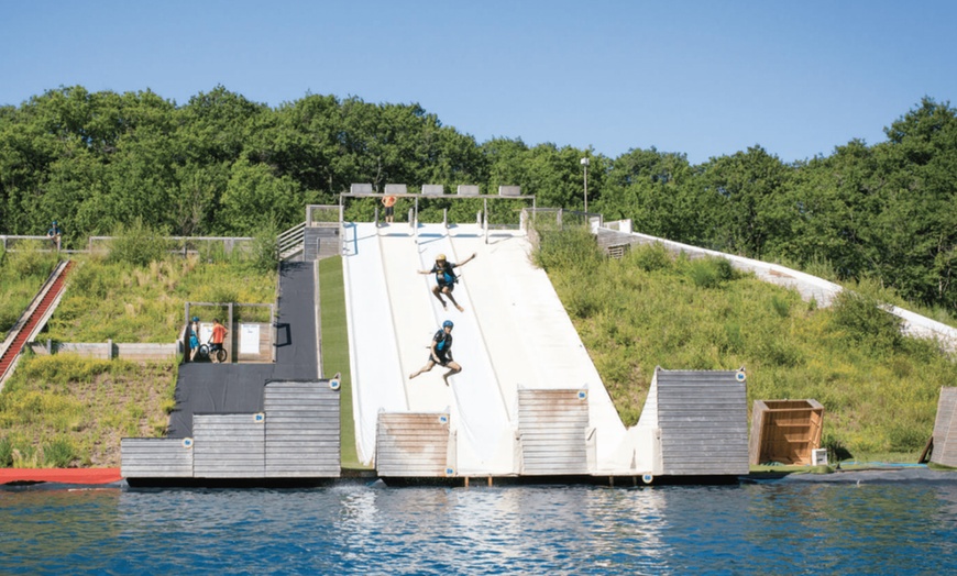 Image 6: Glissades, rires et soleil : vivez l’expérience Grand Bleu WakePark !