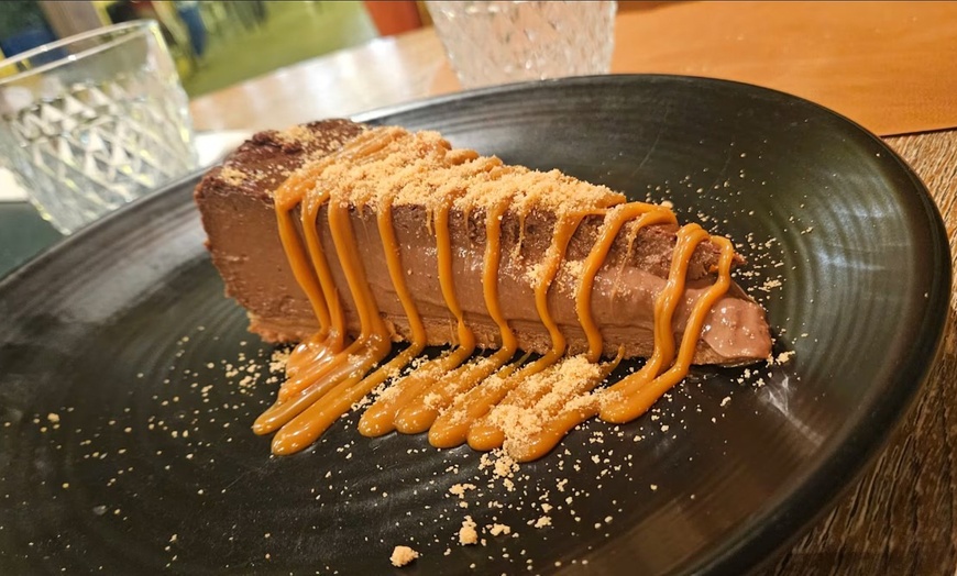 Image 7: Menú mediterráneo con postre y bebida o botella de vino para 2 o 4