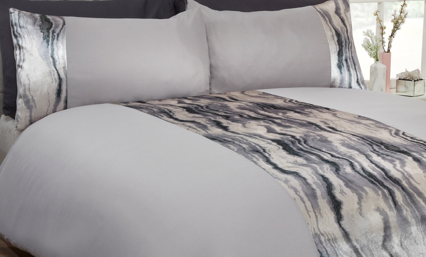 Image 7: Subtle Velvet Band Duvet Set