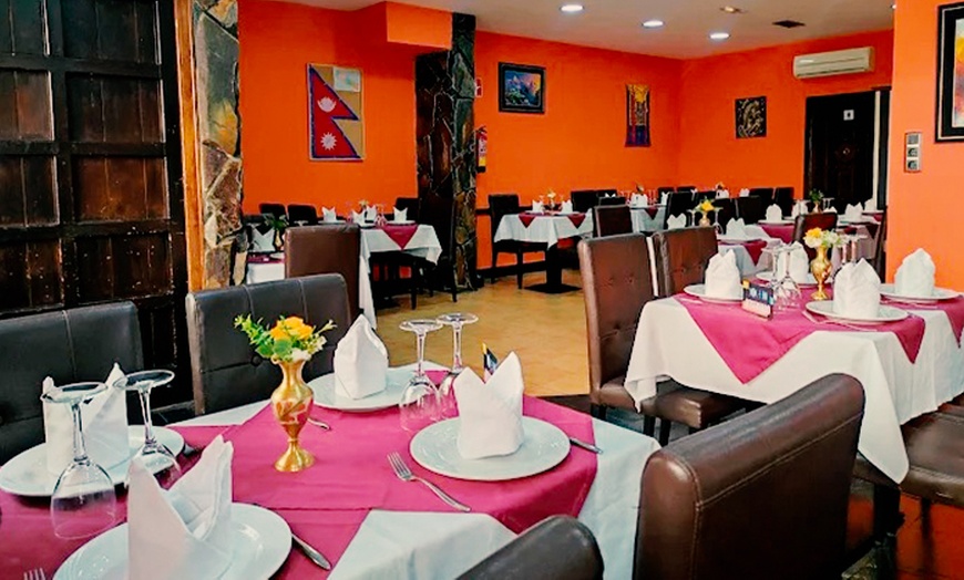 Image 2: Menú degustación indio completo para 2 o 4 con postre y bebida