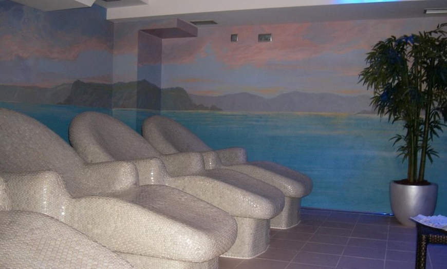 Image 3: Spa de 90 minutos y masaje para 2 en Palacio de la Magdalena Spa