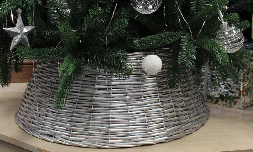 Image 4: Wicker Christmas Tree Skirts