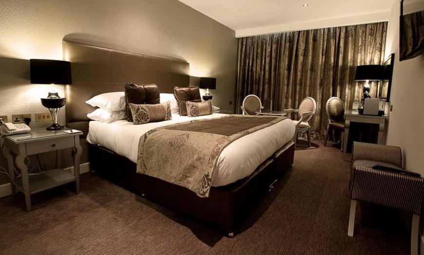 Image 3: Oxfordshire:  4* Executive Room Stay with Spa