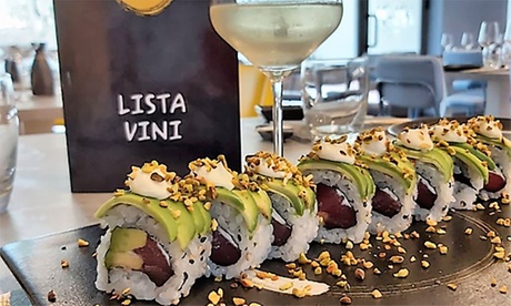 Menu open sushi con calice di vino fino a 4 persone al ristorante Nuii (sconto fino a 24%)