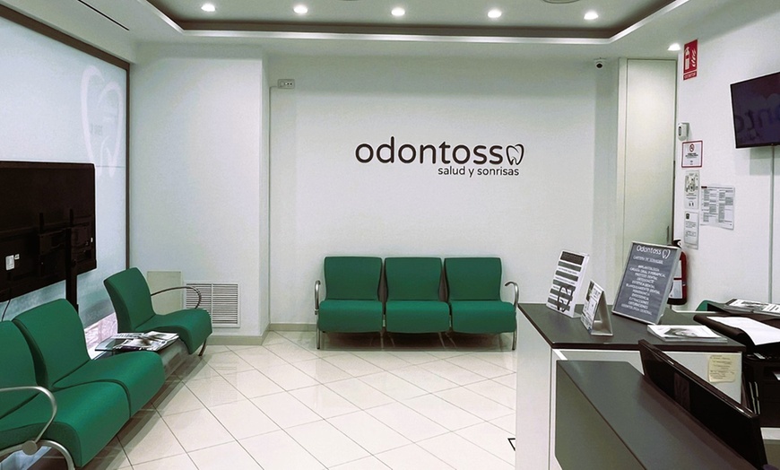 Image 4: Sesión de blanqueamiento led en Clínica dental Odontoss Antequera