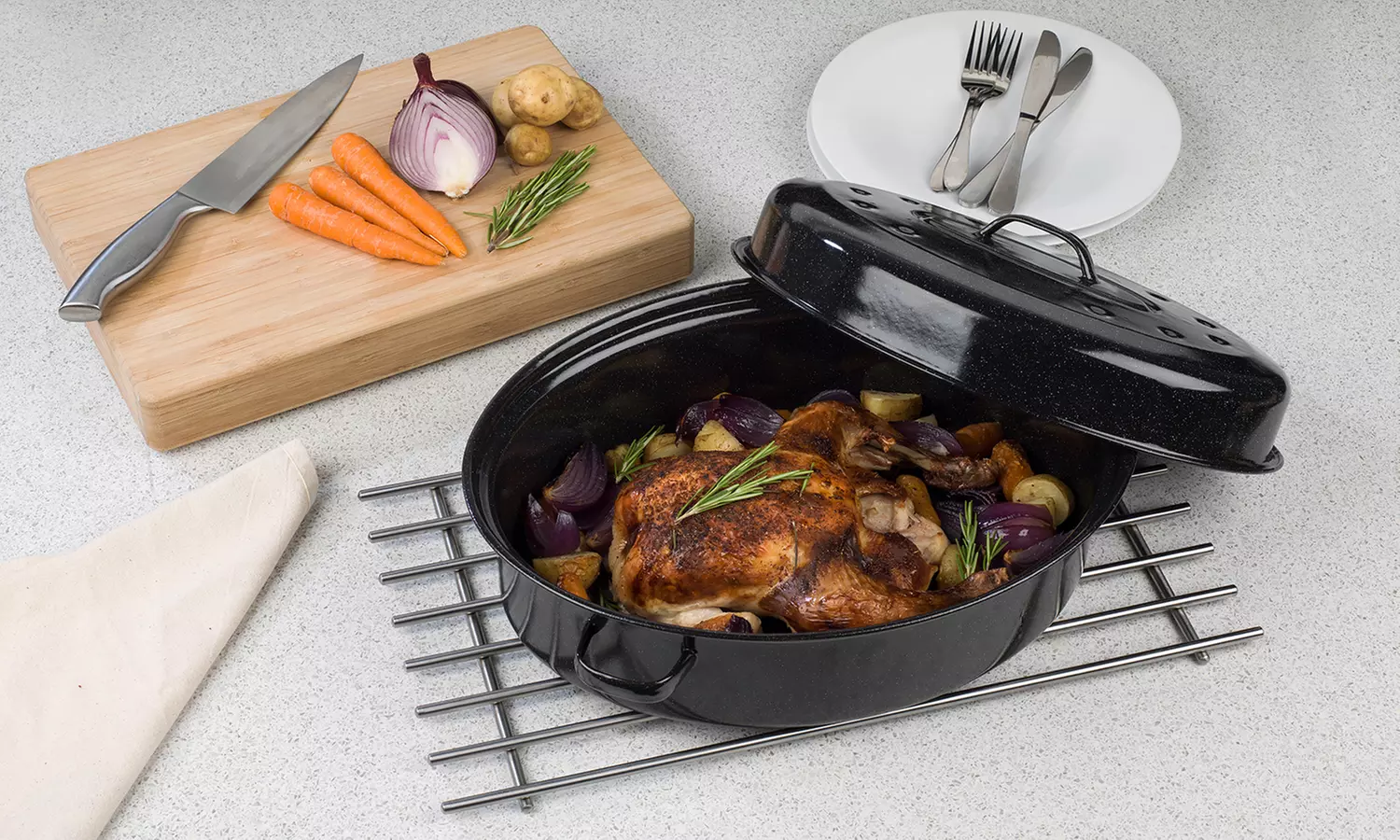 Rôtissoire Russell Hobbs avec bâti en émail vitrifié, 36 cm, noir - Primary Image