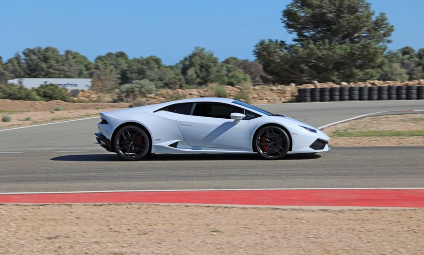 Image 3: Vueltas en circuito al volante de un Lamborghini con Best Experience