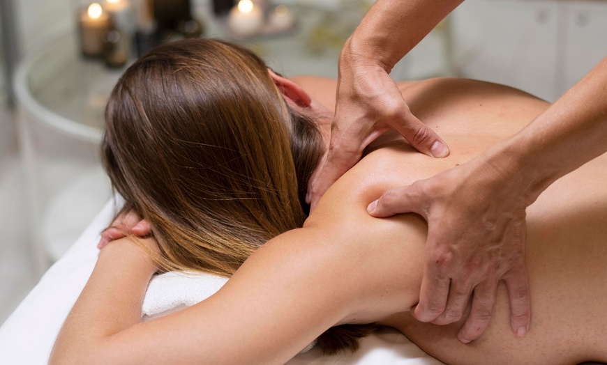 Image 1: Rituales de masaje con aromaterapia, bombones y té en Crystal Spa