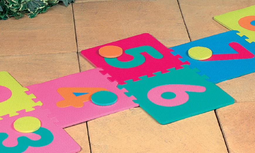 Image 5: Jumbo-Sized Family Garden Games