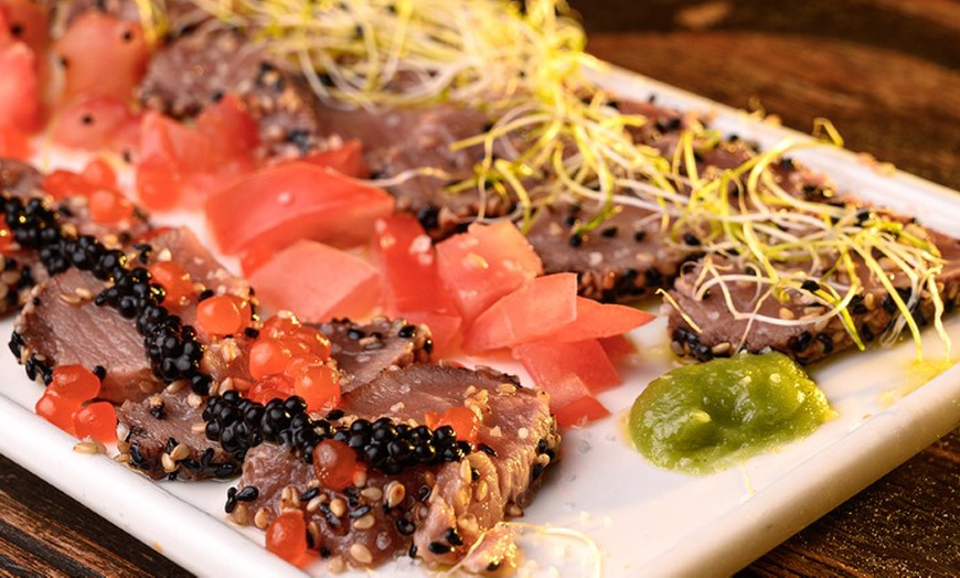 Image 1: Degusta el exquisito atún de Barbate con un menú especial de maridaje