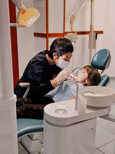 Luce una sonrisa radiante con un examen, diagnóstico y limpieza bucal para 1 persona y ahorra un 80% - Second Medium