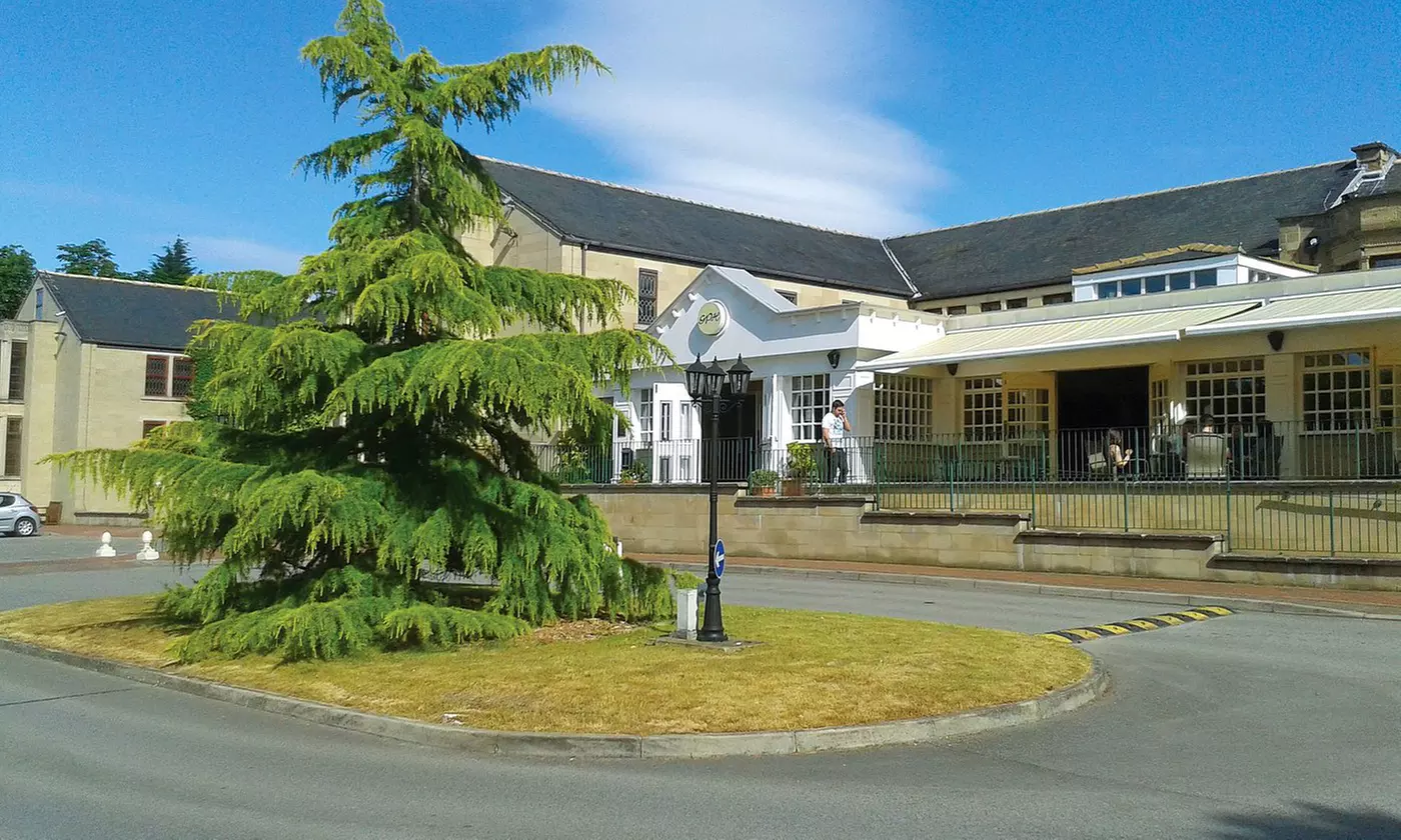 Sunday Roast with Wine for up to 4 people Gomersal Park Hotel!