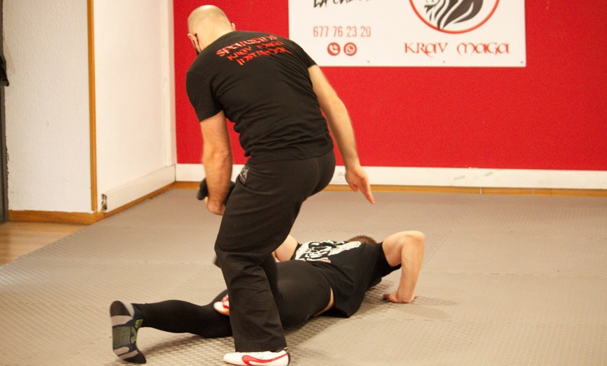 Image 2: Bono de 1, 2 o 3 meses de clases de Krav Maga con 2 sesiones semanales